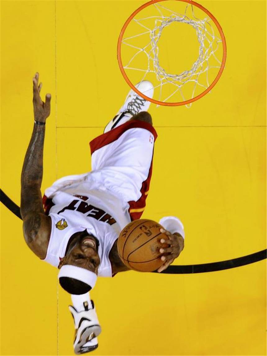 LeBron James am Ziel: NBA-Meister mit Miami LeBron James punktet ungehindert für Miami Heat. Foto: Larry W. Smith