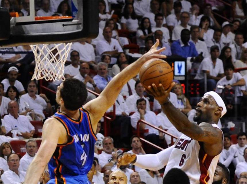 Miami kurz vor NBA-Titel - Oklohoma braucht Wunder LeBron James (r) beim Korbleger. Foto: Larry W. Smith
