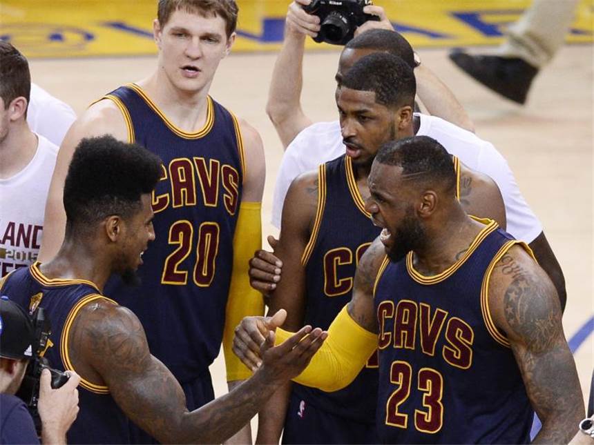 Cavaliers gewinnen bei Golden State: «Emotionaler Sieg» LeBron James (r) feiert mit seinen Teamkollegen den Erfolg der Cavs gegen die Golden State Warriors. Foto: John G. Mabanglo