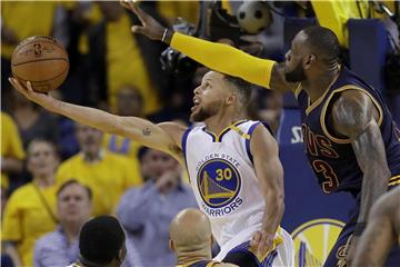 LeBron James (r) fordert mit seinen Cavaliers in den NBA-Finals die Golden State Warriors um Stephen Curry. Foto: Marcio Jose Sanchez/AP