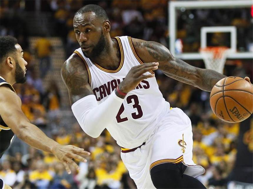 LeBron James überragt bei Cleveland-Sieg gegen Toronto LeBron James (r) führte seine Cleveland Cavaliers erneut zum Sieg. Foto: Leah Klafczynski