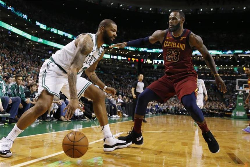 NBA-Playoffs: Cleveland verliert erstes Halbfinale in Boston LeBron James (r) hatte mit seinen Cleveland Cavaliers in Boston gegen Marcus Morris und Co. keine Chance. Foto: Michael Dwyer/AP
