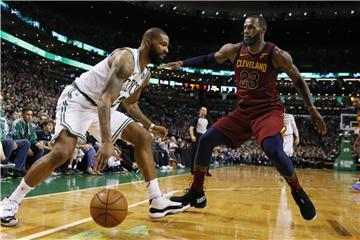 LeBron James (r) hatte mit seinen Cleveland Cavaliers in Boston gegen Marcus Morris und Co. keine Chance. Foto: Michael Dwyer/AP