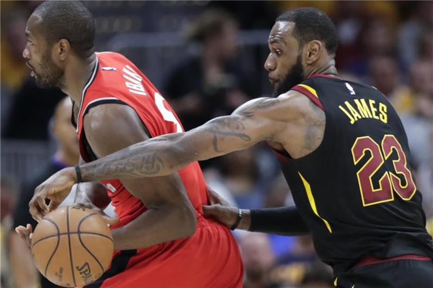 Superstar James führt Cleveland ins Playoff-Halbfinale LeBron James (r) stiehlt Serge Ibaka den Basketball aus der Hand. Foto: Tony Dejak/AP