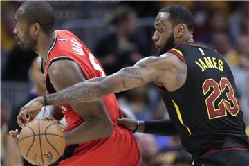 LeBron James (r) stiehlt Serge Ibaka den Basketball aus der Hand. Foto: Tony Dejak/AP