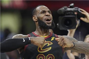 LeBron James steuerte 44 Punkte zum Sieg seiner Cleveland Cavaliers gegen die Indiana Pacers bei. Foto: Tony Dejak