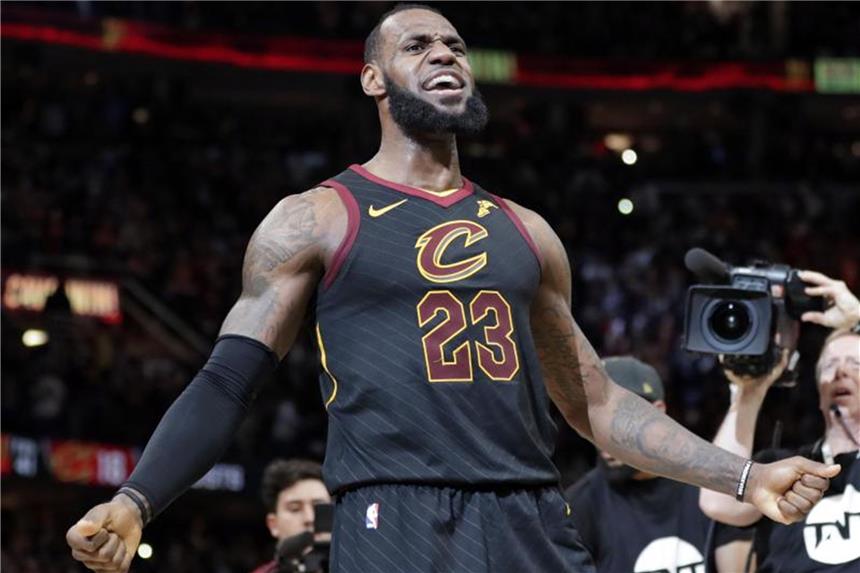 „Ausgebrannt“: LeBron James rettet Cleveland trotz Krämpfen LeBron James von den Cleveland Cavaliers erzielte im entscheidenden siebten Spiel gegen Indiana 45 Punkte. Foto: Tony Dejak/AP