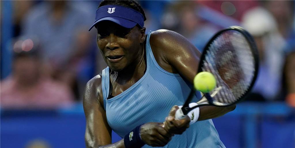 Veganes Essen macht schlapp und ist teuer - Vorurteile auf dem Prüfstand Venus Williams schlägt den Tennisball bei einem Match.