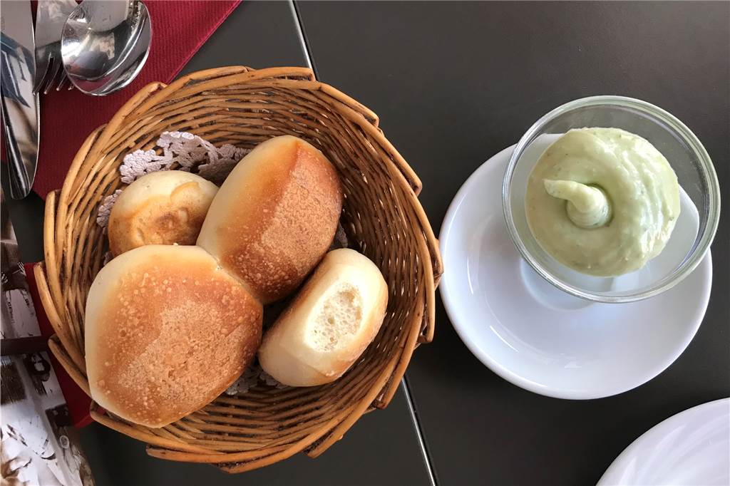 Pizzeria La Piccola: Es kommt nicht immer auf die Größe an Lecker, aber mit Vorsicht zu genießen: Brotkorb und Knoblauch-Dip als Einstieg.