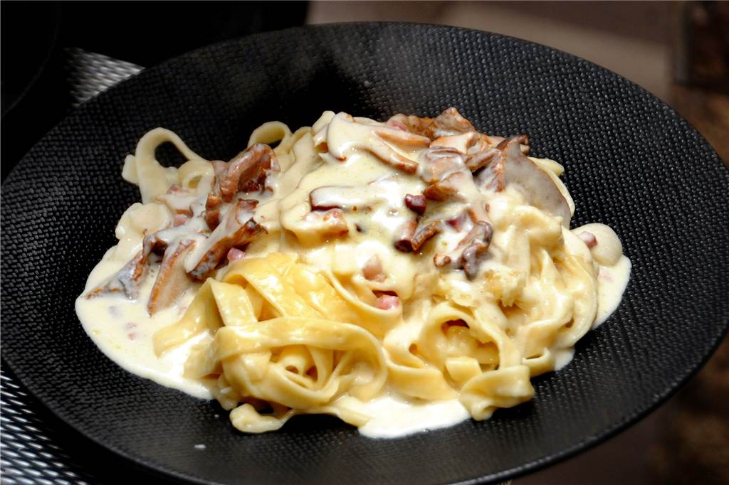 Wie in Italien: So macht das Il Ritrovo am Schwerter Bahnhof seine Nudeln selbst Lecker: Die selbstgemachten Bandnudeln sind mit ihrer Soße mit Pfifferlingen und südtiroler Speck angerichtet.