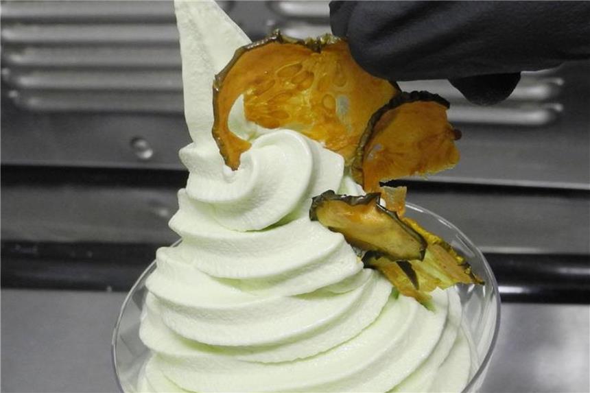 Lecker und erfrischend: Ein Gurken-Eis im Restaurant „Lucky Pickle“. Foto: Johannes Schmitt-Tegge