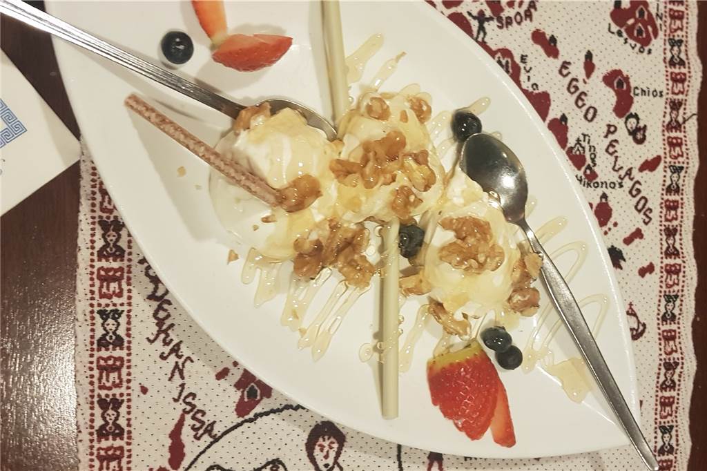 Taverna Zeus: Gute griechische Küche, stimmiges Ambiente und ein kleiner Schönheitsfehler Lecker und schön angerichtet: Die Joghurt-Nachspeise.
