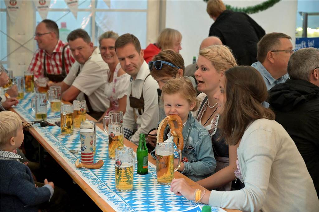 Oktoberfest im Kloster: Mönche bestellen gutes Wetter für 8. und 9. September Leckere Brezeln und gute Stimmung gab es im vergangenen Jahr.