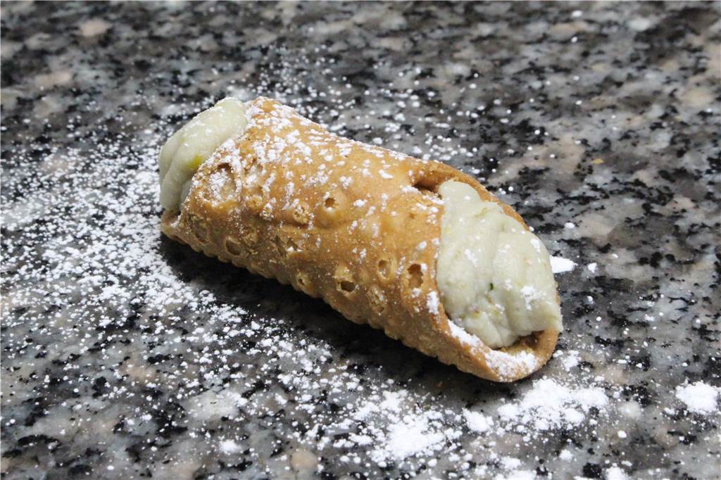 Pizzeria in Marten bleibt geschlossen - Aldo Rifati backt aber weiter Leckere Eigenkreationen von Cremes sind Aldo Rifatis besondere Leidenschaft. In dieser sind Pistazien verarbeitet.