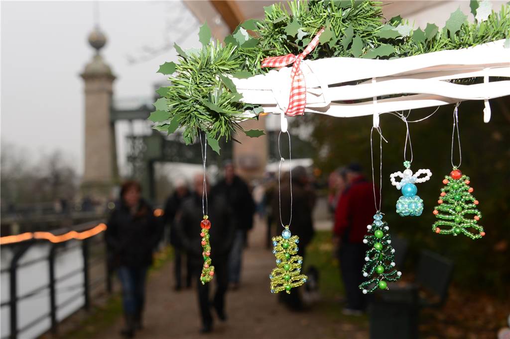 Dieser Weihnachtsmarkt gilt als stimmungsvoll – und nebenan gibt es noch einen Geheimtipp Leckereien und Schönes zum Verschenken bieten Kunsthandwerker und Vereine vor der Kulisse des Schiffshebewerks und in der Friedenskirche.