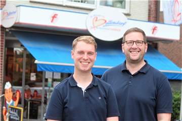 Leckeres Catering für den Polterabend bekommen Dyllian Huijgens und Pascal Scheidt (v.l.) aus der Metzgerei Bellendorf in Lembeck.