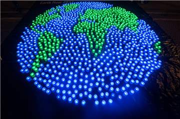 LED-Kerzen bilden den Globus. Wer seinen Haushalt mit LED-Kerzen ausstattet, spart Energie und Geld.