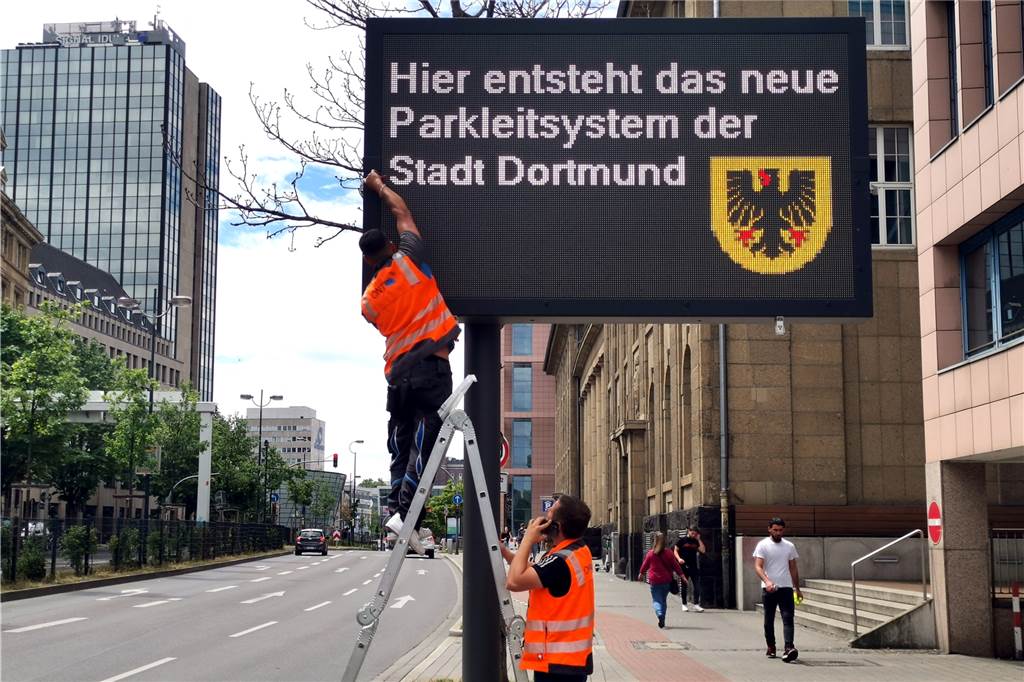 Dortmunds Parkleitsystem ist bald fertig - das wird alles neu LED-Tafeln kündigen das neue Parkleitsystem an.