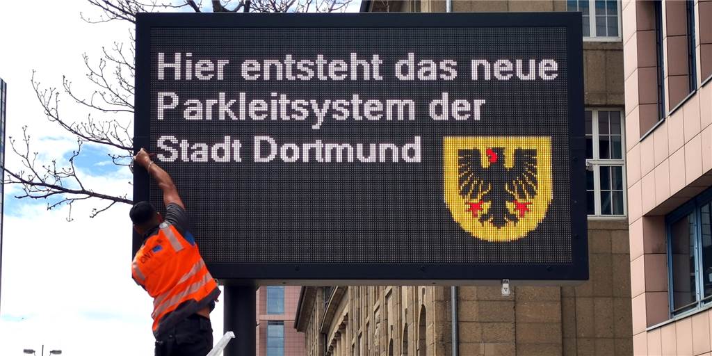 Andere Städte schalten das Licht aus – Dortmund lässt es leuchten LED-Tafeln kündigen seit Wochen das neue Parkleitsystem an.