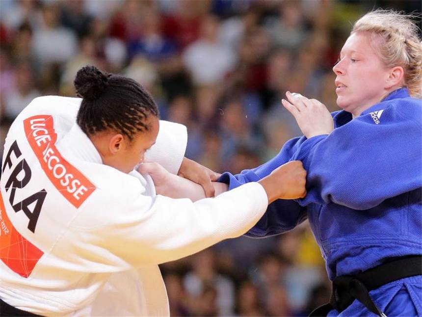Silbermedaille: Judoka Thiele schafft Sensation Lediglich der Fränzösin Lucie Decosse (l) war die Deutsche nicht gewachsen. Foto: Michael Kappeler