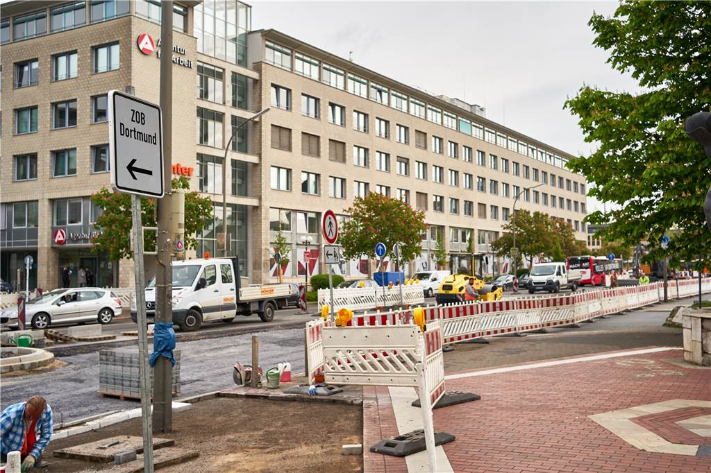 Fernbusbahnhof monatelang verlegt: „Nervig und schwierig zu finden“ Lediglich ein kleines Schild am Rande der Baustelle weist den Weg zur Ersatzbushaltestelle.