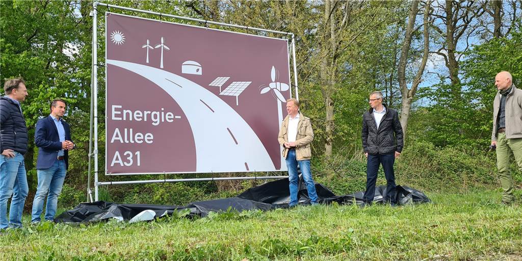 Nach Wirrwarr: Hoffnung für besonderes Schild an der A31 bei Heek Lee-Geschäftsführer Christian Mildenberger (2. v. r.) und der Landesverband für Erneuerbare Energien haben nach Bekanntwerden des Wirrwarrs schnell reagiert.