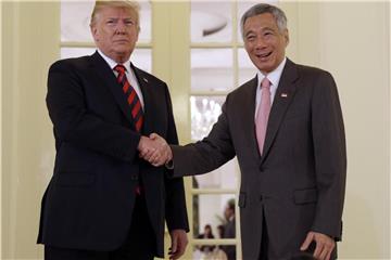 Lee Hsien Loong, Premierminister von Singapur, und US-Präsident Donald Trump (l). Foto: YNA