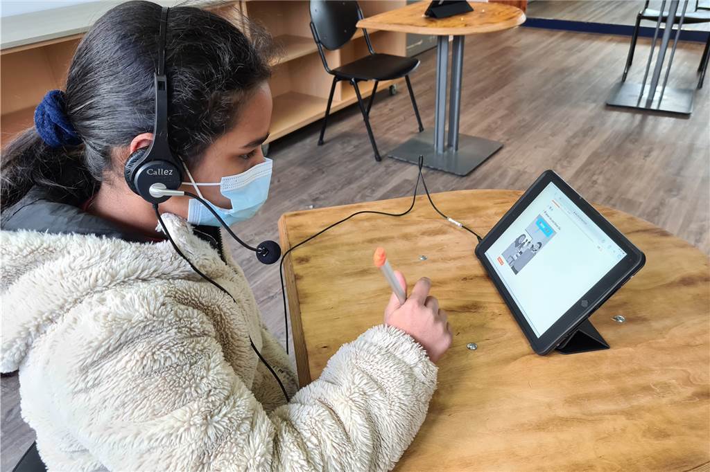 Leen nutzt das iPad, um gezielt ihr Lese- und Hörverstehen zu verbessern.