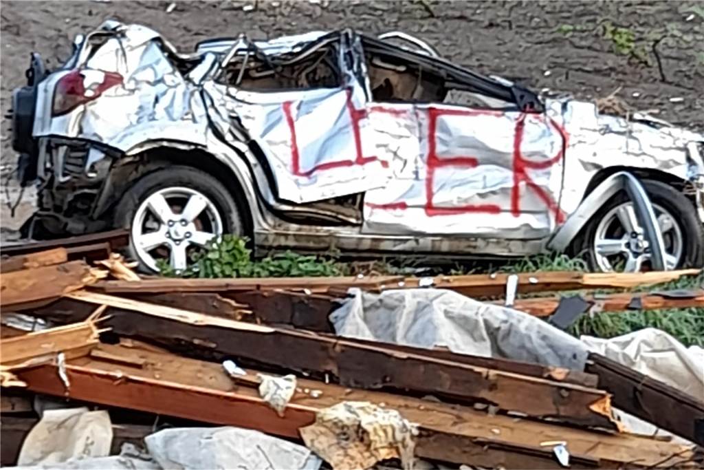 Flut-Helfer aus Selm: „Leichen fanden wir zum Glück nicht im Schlamm“ Leer. Ein Wort als Botschaft für die Retter: Das Auto wurde kontrolliert, im Wagen sind keine Menschen. Keine Verletzten, keine Toten.