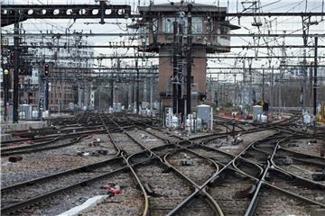 Leere Bahngleise vor dem Bahnhof Gare de Lyon. Ein Eisenbahner-Streik gegen die geplante Bahnreform sorgt in Frankreich für erhebliche Beeinträchtigungen des Zugverkehrs. Foto: Francois Mori/AP