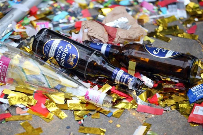 Ärger wegen Müll und Urin: Neues Konzept für Karneval Leere Bierflaschen liegen nach dem Rosenmontagszug in Köln. Foto: Oliver Berg/Archiv