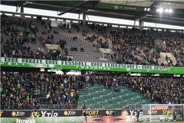 Leere Fan-Tribünen in Wolfsbur. Viele Fans fehlten am 17. Februar zu Spielbeginn als Protest-Aktion. Foto: Swen Pförtner