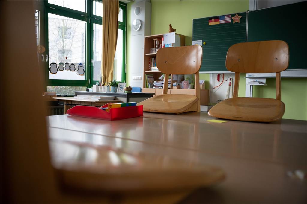 „Aufholen nach Corona“: Müssen Heeker Schüler jetzt nach Epe? Leere Klassenzimmer waren – auch in Heek – während der Pandemie-Hochphase keine Seltenheit.