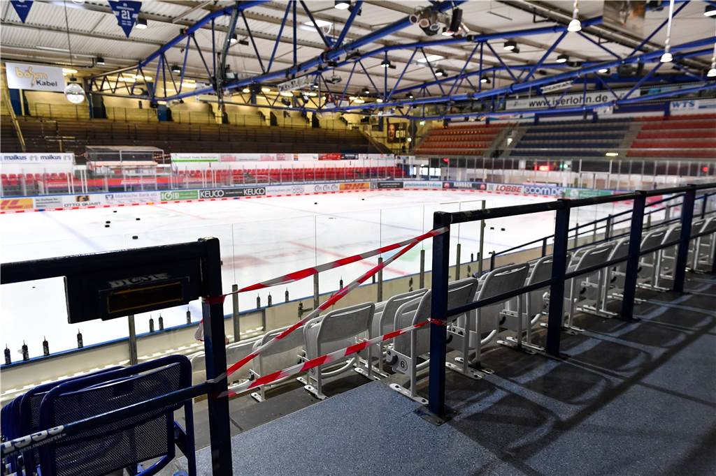 Bangen ums Eishockey im Sauerland: Die Iserlohn Roosters im Schwebezustand Leere Plätze, leere Tribüne, keine Zuschauer - die Eissporthalle am Seilersee liegt derzeit brach.