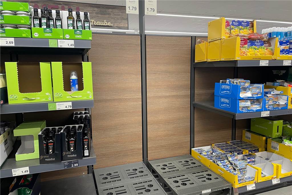 Psychologe zum Hamstern: Die Menschen schalten in den Steinzeit-Modus Leere Regale: Auch in Selm (hier Aldi) gab es zwischenzeitlich kein Sonnenblumen- und Rapsöl mehr.