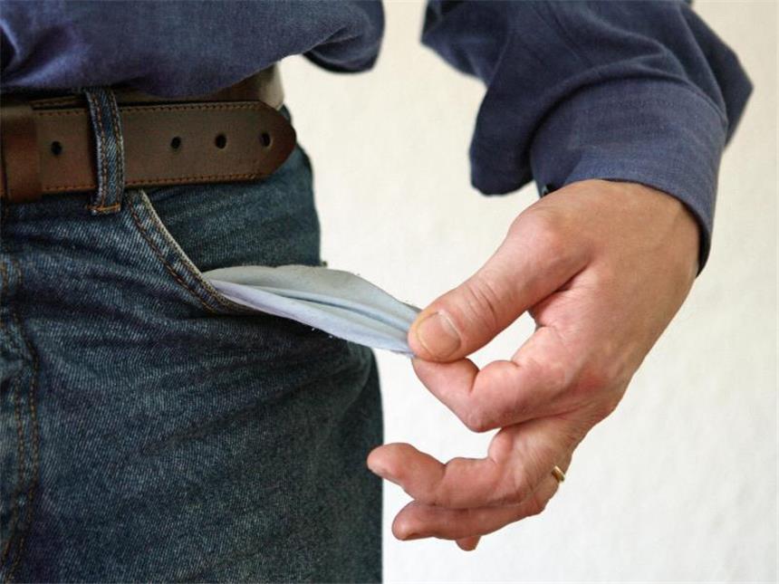 Reform der Verbraucherinsolvenz: Schneller schuldenfrei? Leere Taschen: Kann jemand seine Rechnungen nicht mehr bezahlen, ist er insolvent. Foto: Peter Steffen