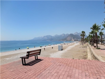 Leerer Strand in Antalya: Laut der Umfrage hat jeder dritte Befragte sehr viel Angst, bei einer Reise in die Türkei. Foto: Mirjam Schmitt/dpa
