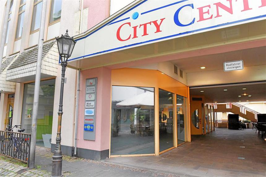 Kommen weitere Restposten-Läden nach Schwerte? Leerstände im City Center. Das Sonnenstudio Sunflowers neben Vinum und die Räumlichkeiten neben dem Tedi stehen leer.