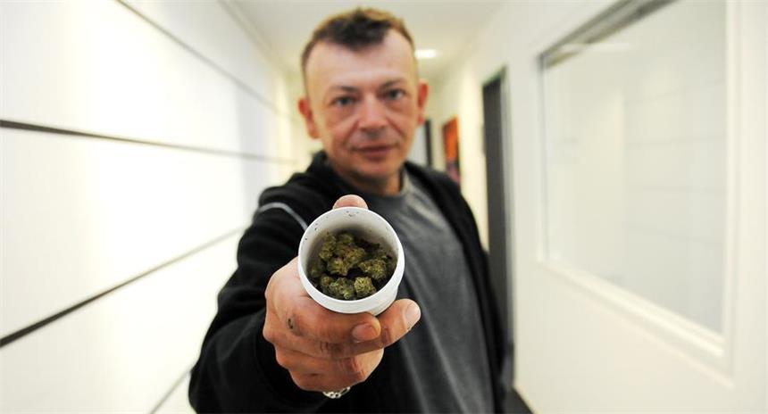 Freigesprochener Hasch-Anbauer muss erneut vor Gericht Legal für ihn: Andreas Wieczorek mit Gras aus der Apotheke, das er mit einer Sondergenehmigung legal mit sich führen darf.
