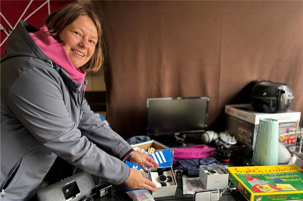 Viele Garagentore beim Garagenflohmarkt in Legden geöffnet Elisabeth Feldkamp richtet Sachen beim Garagenflohmarkt in Legden ger