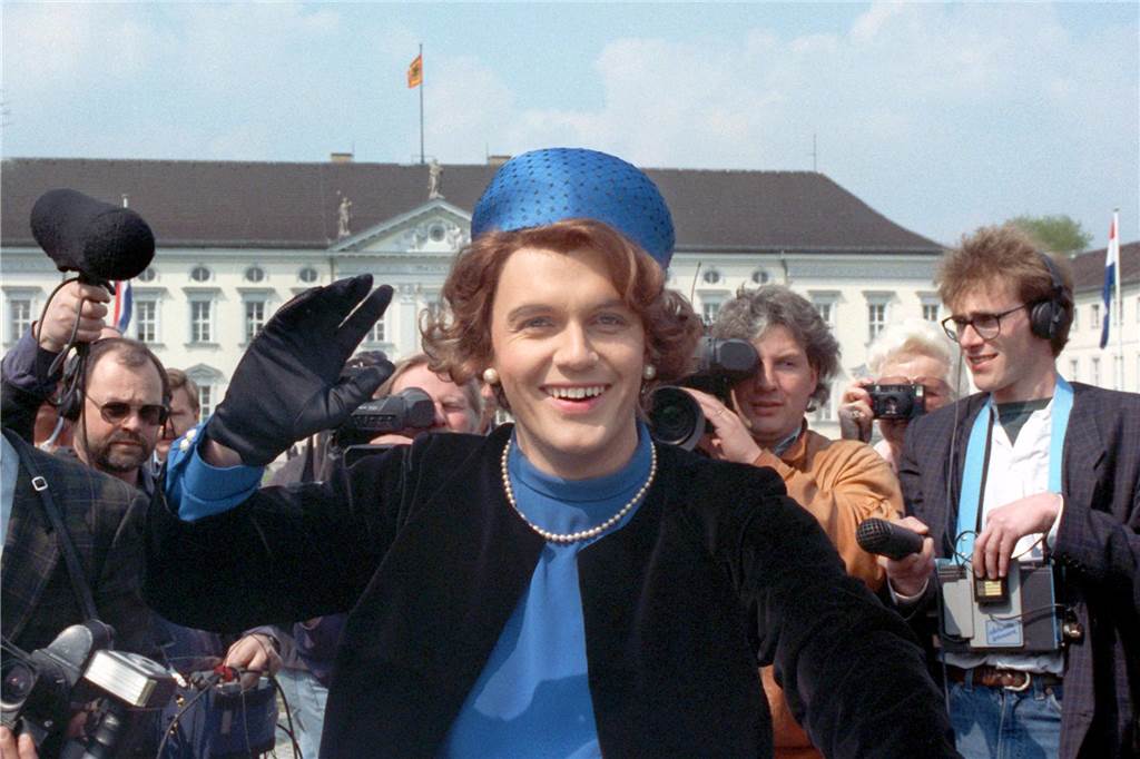 Hurz-Namensgeber Hape Kerkeling: „Shows sind definitiv vorbei für mich“ Hape Kerkeling als Königin Beatrix der Niederlande verkleidet.