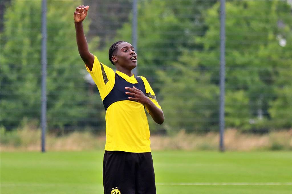 BVB macht Transfer von Top-Talent Diallo perfekt: Ricken schwärmt vom „Unterschiedspieler“ Ousmane Diallo winkt mit dem rechten Arm.