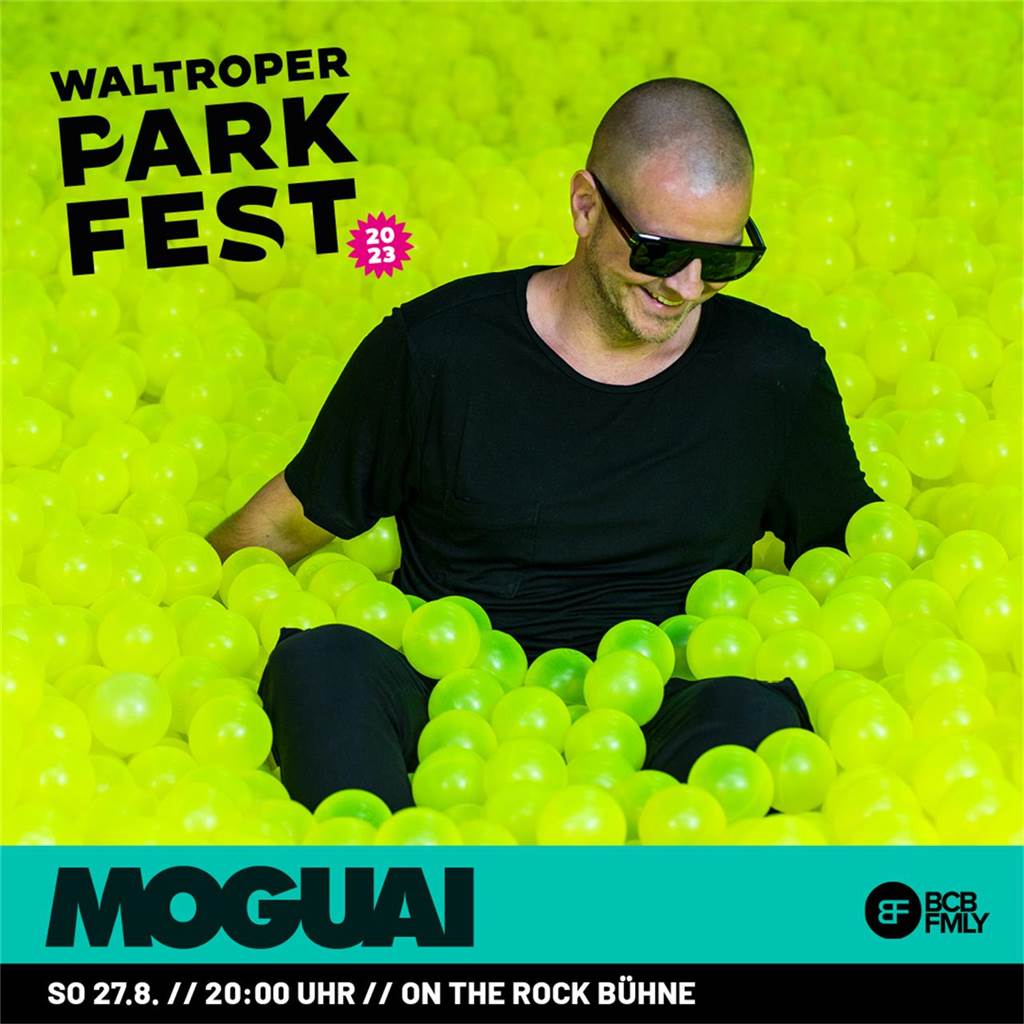 DJ Moguai sitzt auf einem Plakat für das Waltroper Parkfest 2023 in einem gelben Bällebad.