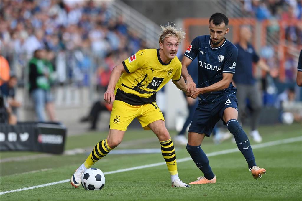BVB-Schlussoffensive fällt in Bochum ins Wasser: Ist der Kader nicht fit genug? Julian Brandt führt den Ball.