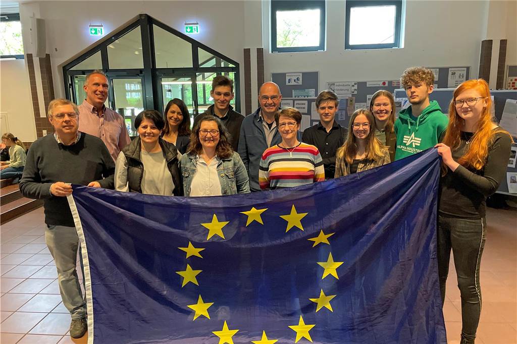 Europatag am Christophorus-Gymnasium: Warum Holland nicht Holland heißt Lehrer Bernhard Helzle -Drehwald (l.) ist die treibende Kraft beim Europatag des Gymnasiums St. Christophorus.