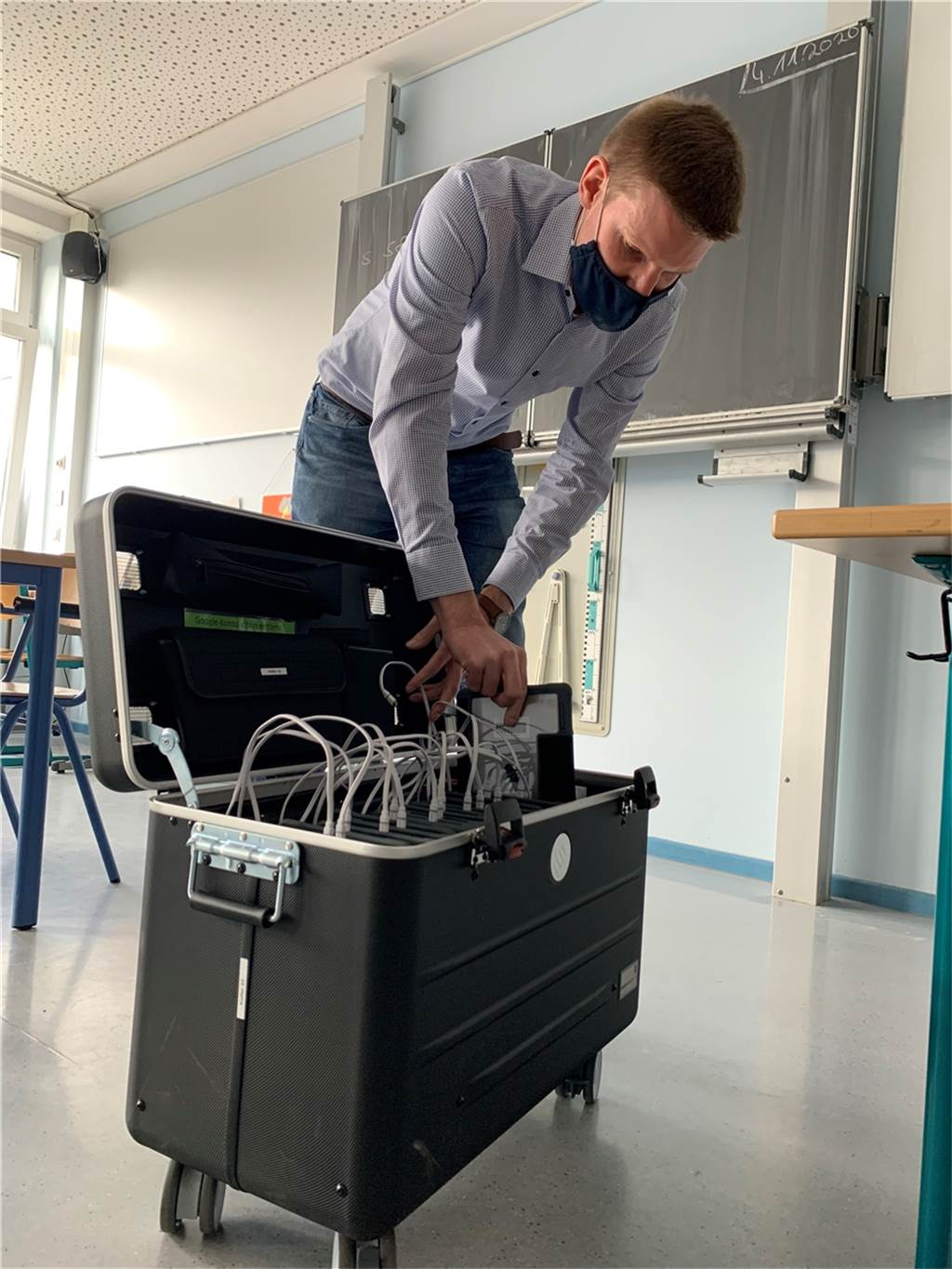 Digitalisierung am Gymnasium: Gute Ausstattung, langsames Internet Lehrer Christian Gervens (31) verstaut ein iPad in einem der 10 Tablet-Koffer.