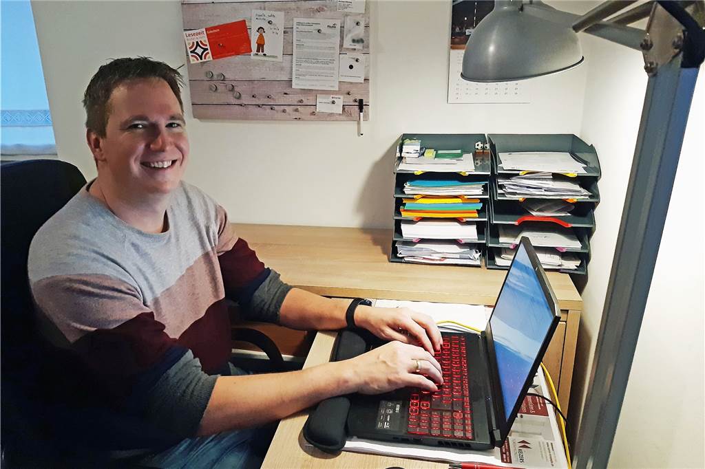 Homeschooling mit Video-Unterricht, individuellen Aufgaben, Erklär-Videos Lehrer Christof Niestegge bringt seinen Schülern vom Computer aus Mathe, Deutsch oder Englisch bei.