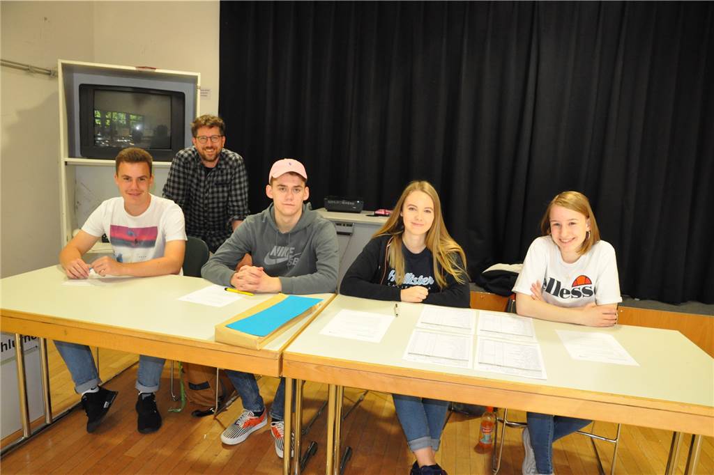 Lüner Schüler: Beeindruckende Wahlbeteiligung bei Juniorwahl zu Europa Lehrer Matthias Noé (2.v.l.), Europabeauftragter des Stein-Gymnasiums, mit den Wahlhelfern (v.l.) Lars Witkowski, Damian Knorr, Laura Lachnitt und Nele Döllefeld.