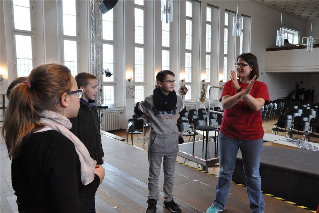Lüner Schüler spielen Theaterstück speziell für Kita- und Grundschulkinder Lehrerin Julia Hormann (r.) bei den Aufwärmübungen auf der Bühne des Stein-Gymnasiums mit den jungen Darstellern.