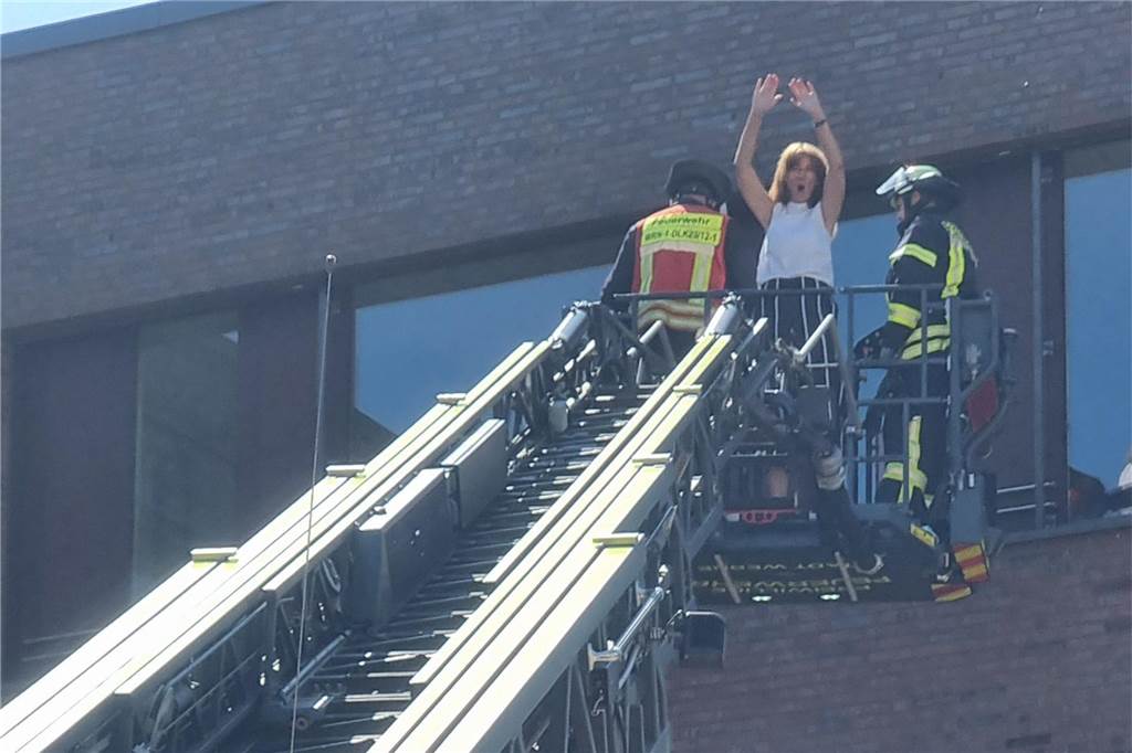 Abkühlung für Schüler bei Alarmübung: Feuerwehr Werne testet Ernstfall Lehrerin Jutta Heuer war Ihr Fluchtweg versperrt. Daher musste sie die Feuerwehr mit einer Drehleiter retten.